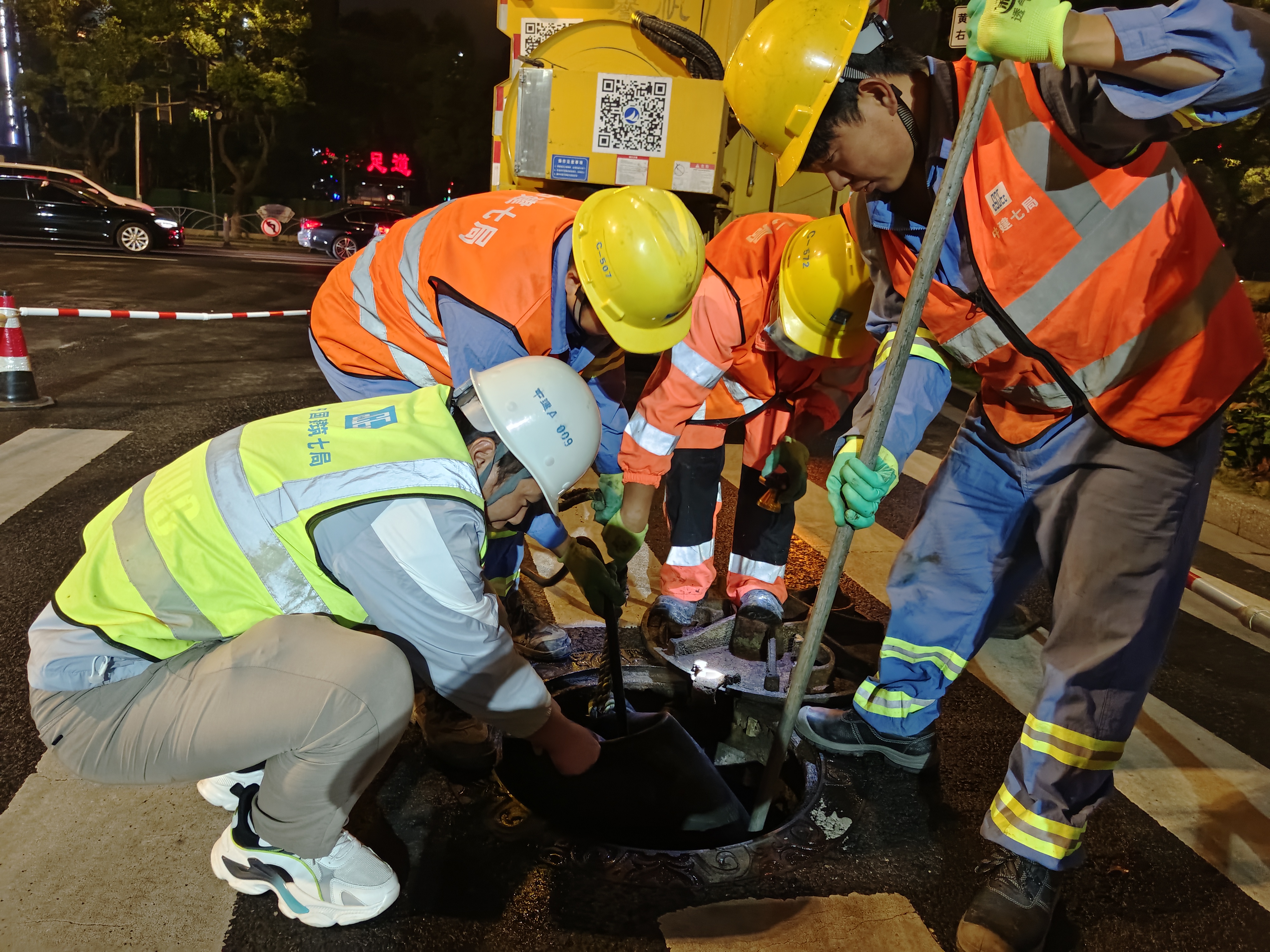 昆山管网项目-工人正在进行排水户核查.jpg 昆山管网项目-工人正在进行排水户核查.jpg