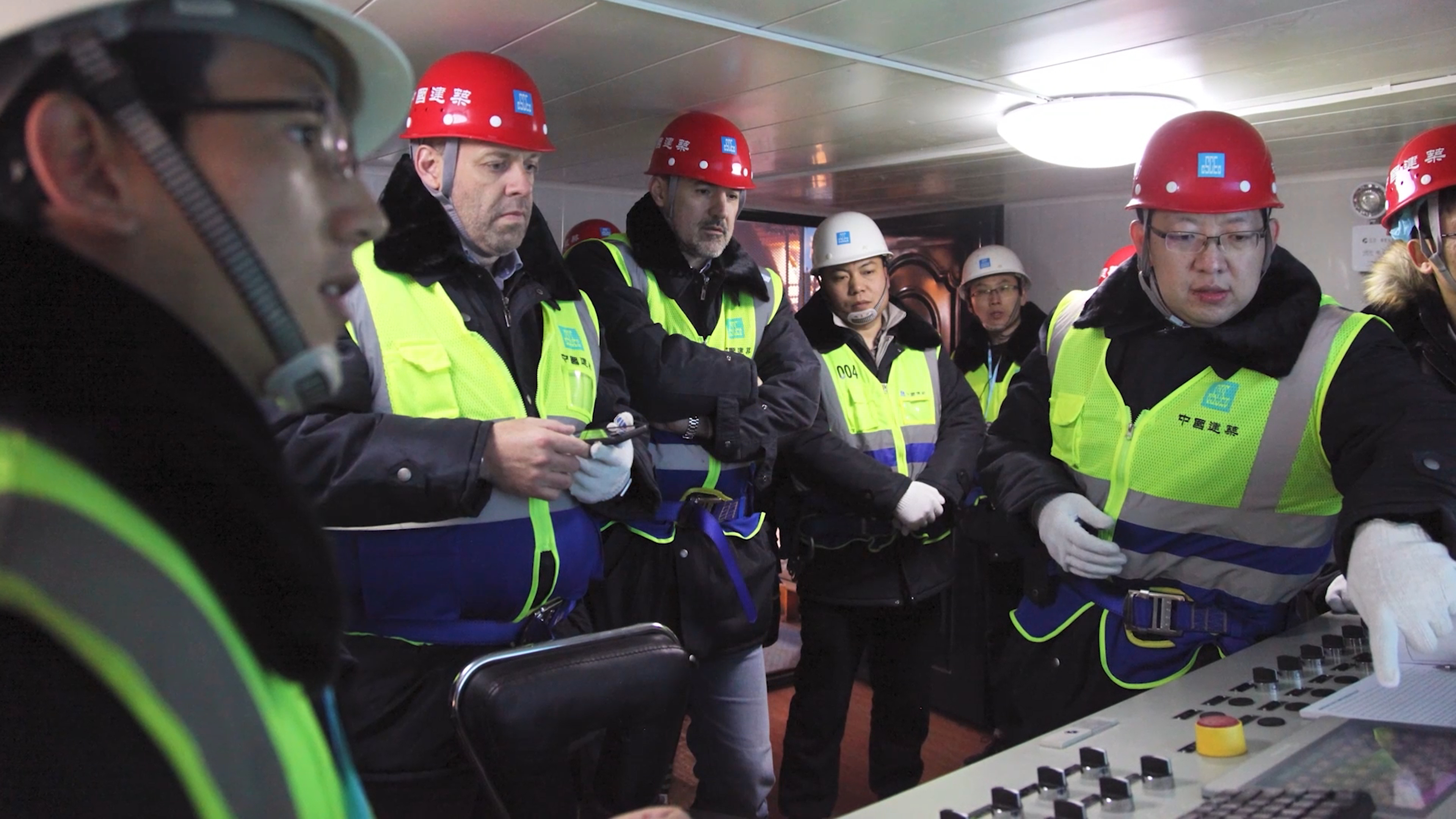 王开强在沈阳宝能环球金融中心项目向国外考察专家介绍“空中造楼机”.jpg 王开强在沈阳宝能环球金融中心项目向国外考察专家介绍“空中造楼机”.jpg