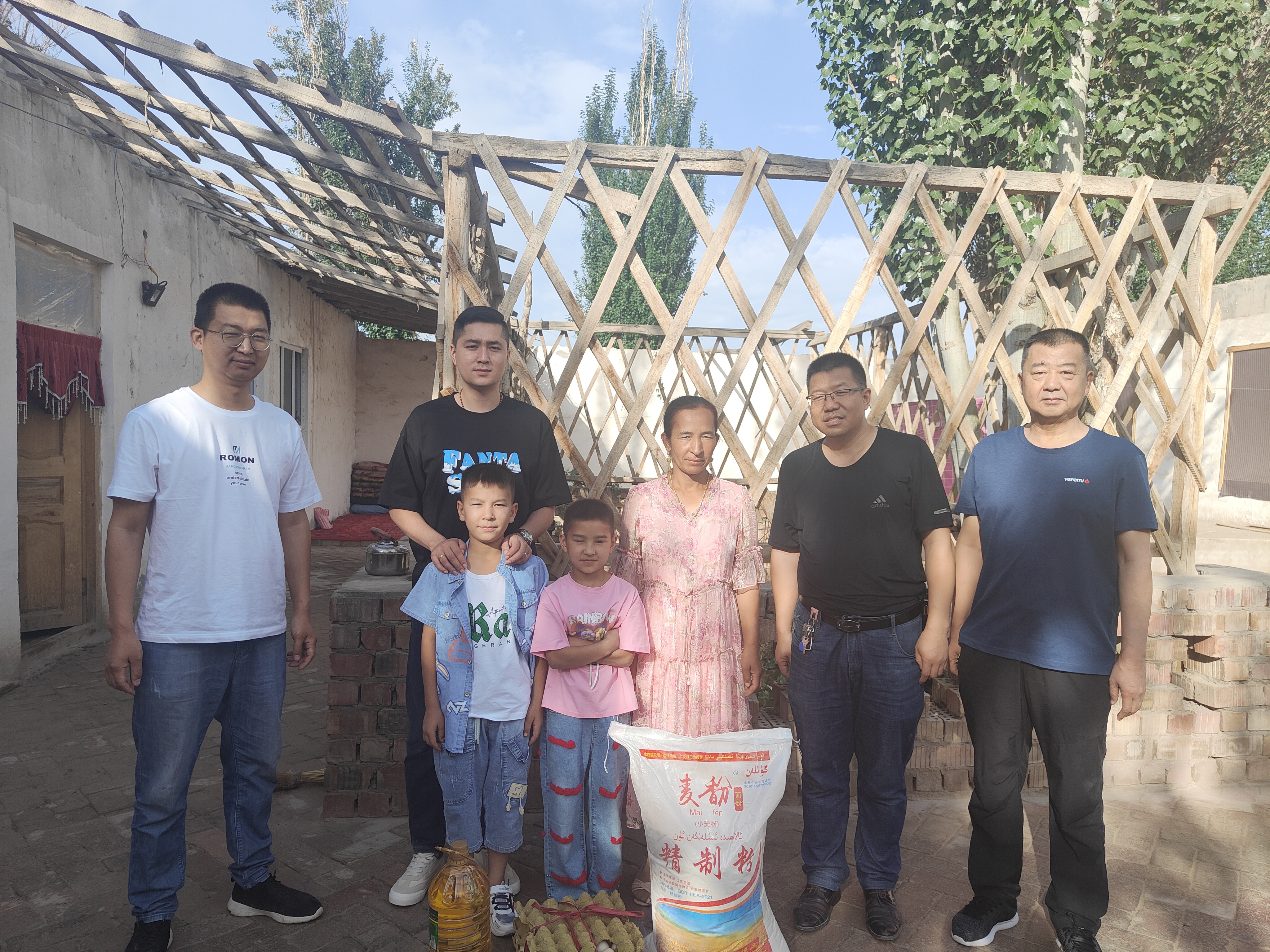 与驻村工作队员一起慰问困难群众 (2).jpg 与驻村工作队员一起慰问困难群众 (2).jpg