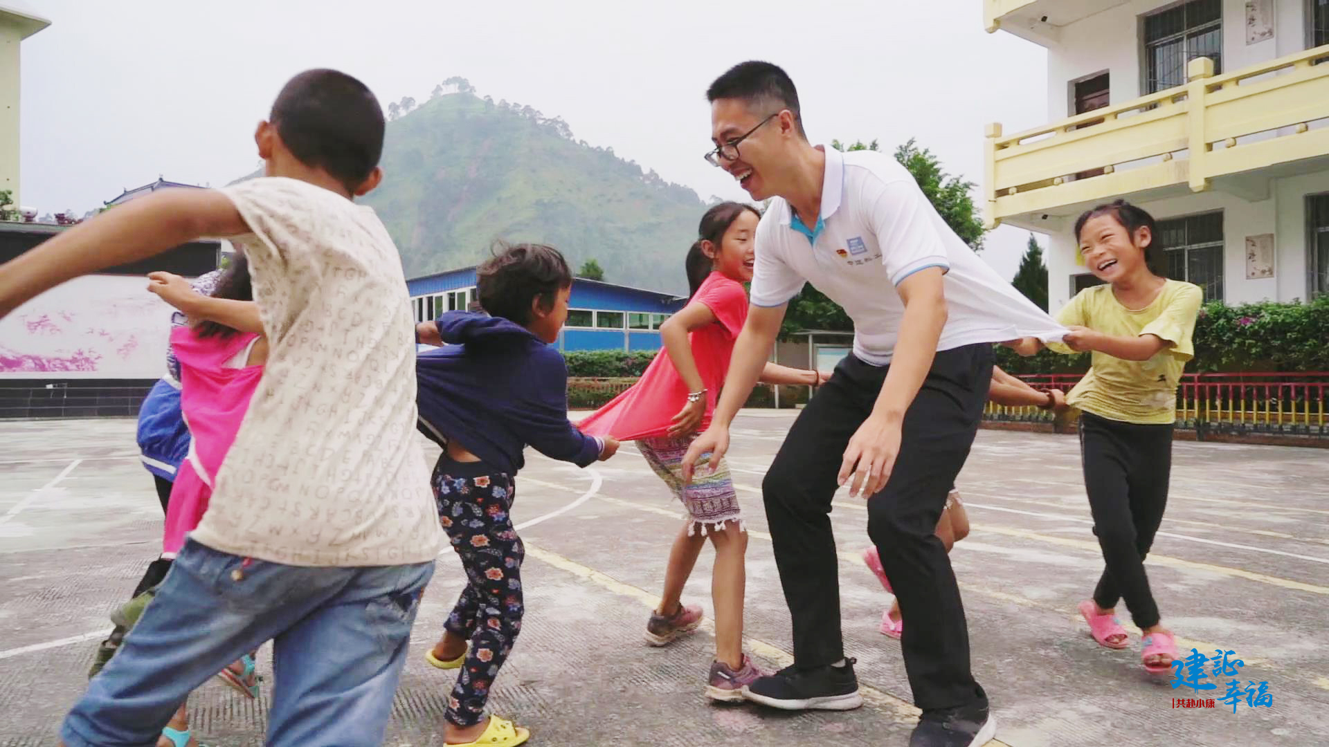 脱贫攻坚年,李志聪作为中建集团赴凉山州甘洛县岩润村的援彝扶贫驻村工作队员,在开展好扶贫工作的同时,也会通过多种方式关爱、帮助村里的小朋友,让“小候鸟”的目光中充满爱的光芒。孩子们都很感激他,常常念叨:“谢谢哥哥教我们读书,陪我们做游戏。”.jpg 脱贫攻坚年,李志聪作为中建集团赴凉山州甘洛县岩润村的援彝扶贫驻村工作队员,在开展好扶贫工作的同时,也会通过多种方式关爱、帮助村里的小朋友,让“小候鸟”的目光中充满爱的光芒。孩子们都很感激他,常常念叨:“谢谢哥哥教我们读书,陪我们做游戏。”.jpg
